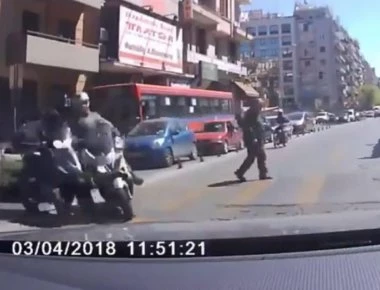 Θεσσαλονίκη: Κάμερα κατέγραψε σύγκρουση δύο μοτοσικλετιστών (βίντεο)